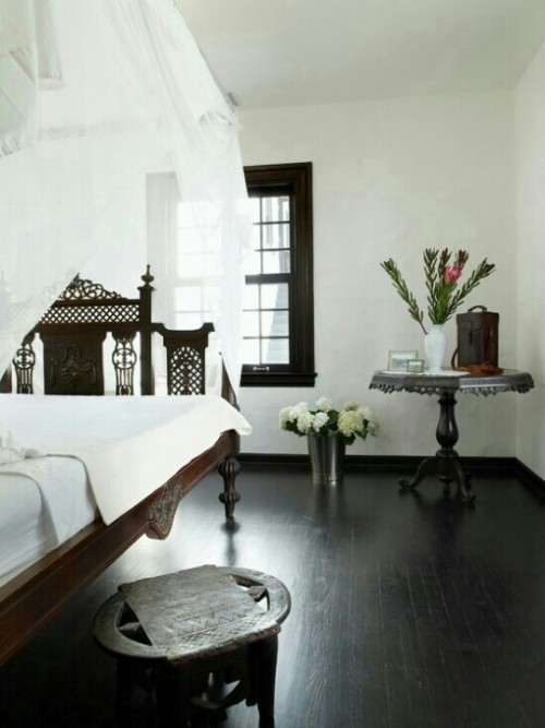 Marokkanisches Schlafzimmer in weiß dunkles Holz Holzschnitzereien 
