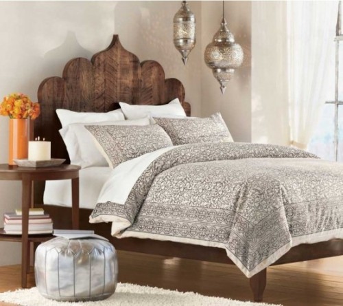 Marokkanisches Schlafzimmer neutrales Design dunkles Holz  helles Bettdecke silberfarbener Hocker Hängeleuchten