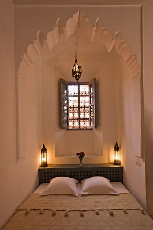 Marokkanisches Schlafzimmer sehr einfach im Design Laternen Wölbungen an der Decke Verzierungen