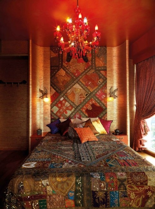 Marokkanisches Schlafzimmer viele warme Farben Kronleuchter gemusterter Paravent sehr angenehme etwas mystische Atmosphäre