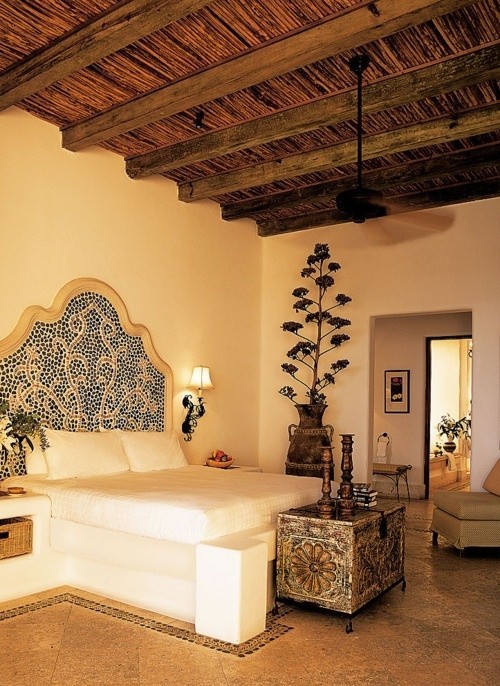 Marokkanisches Schlafzimmer weißes Bett Muster auf dem Boden Holzdecke gemustertes Bettkopfteil