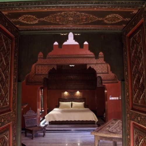 Marokkanisches Schlafzimmer weißes Schlafbett dunkles Holz Verzierungen Holzschnitzereien