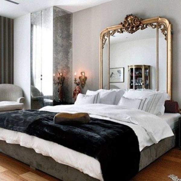 Pariser Chic im Schlafzimmer großes Schlafbett ein hoher Wandspiegel im verzierter Rahmen weiß grau schwarz im Kontrast