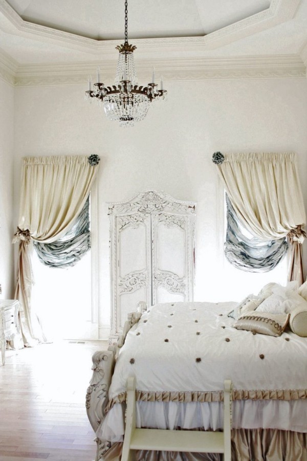 Pariser Chic im Schlafzimmer luxuriöse Raumgestaltung drapierte Gardinen Tagesdecke kleine Leiter Kronleuchter