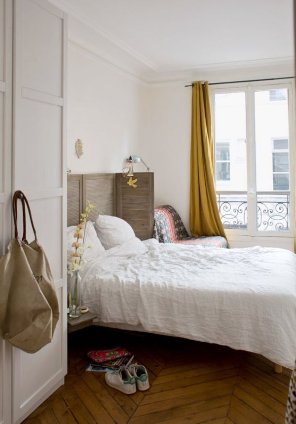Pariser Chic im Schlafzimmer modern eingerichtet elegante Lässigkeit auf französischer Art gelbgrüne Gardinen Tasche hängt am Kleiderschrank Sportschuhe vor dem Bett
