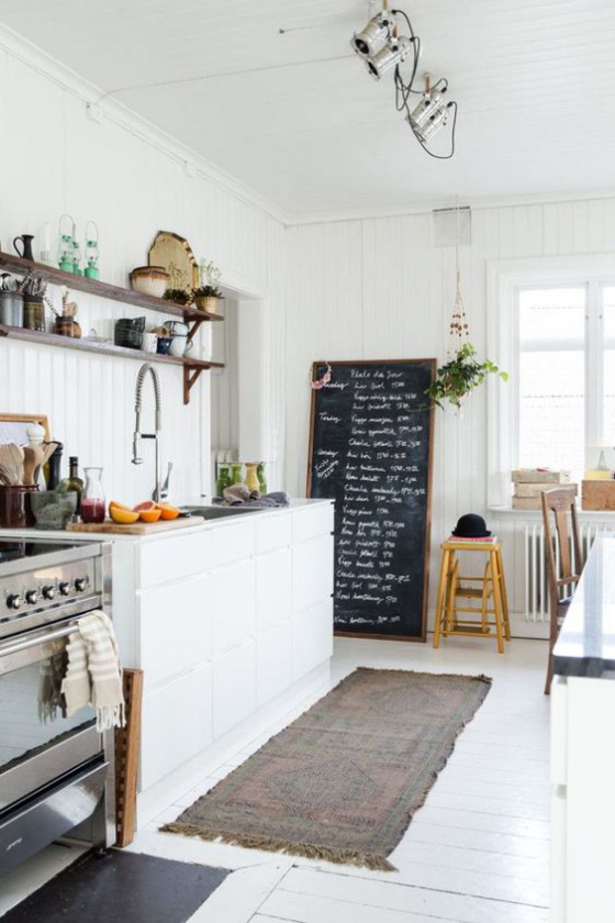 Skandinavische Küche rustikales Flair Retro Akzente kleiner Läufer schwarze Tafel offenes Regal
