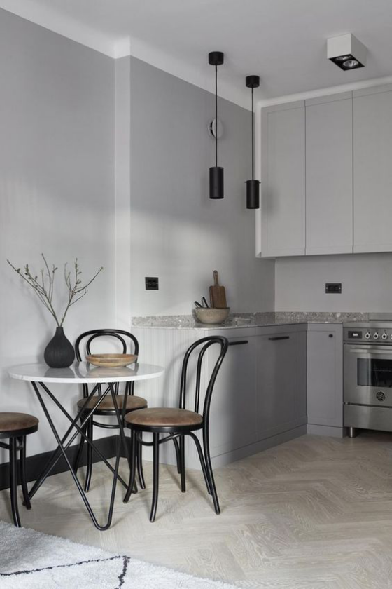 Skandinavische Küche rustikales Flair Retro Stühle runder Esstisch grau dominiert