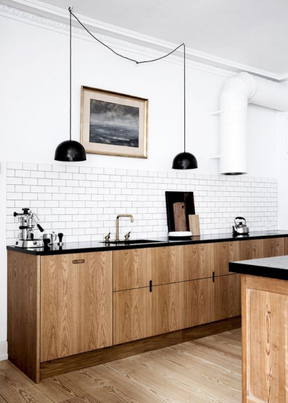 Skandinavische Küche rustikales Flair Unterschränke aus Holz sonst weiß dominiert geflieste Wand Pendelleuchte
