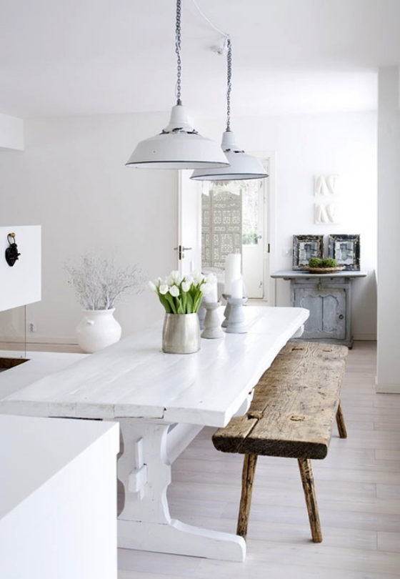 Skandinavische Küche rustikales Flair alte Holzbank starker Retro Charme Esstisch in weiß gestrichen Vasen weiße Tulpen Hängeleuchten