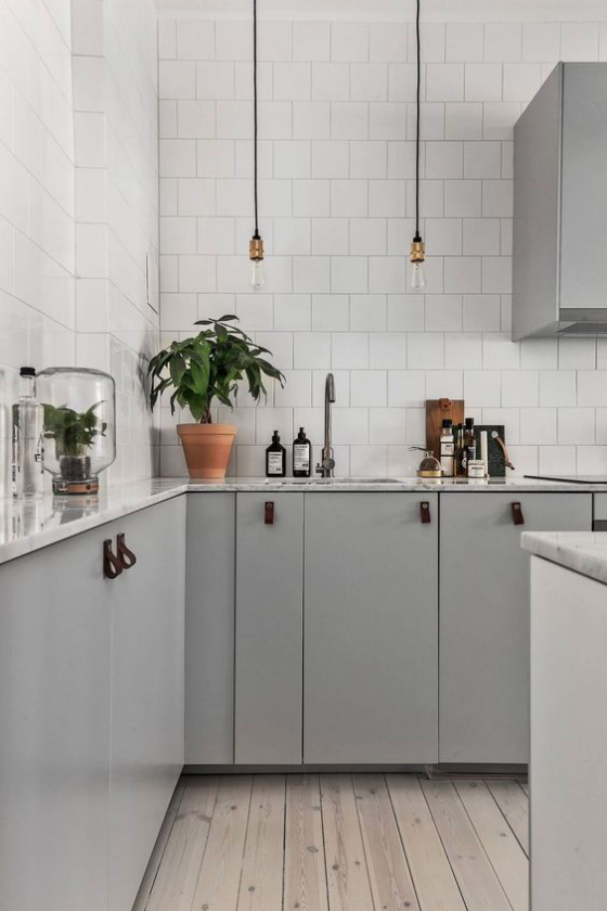 Skandinavische Küche rustikales Flair geflieste Wände weiß grau Hängelampen Industriestyle grüne Topfpflanze