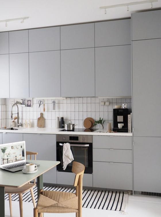 Skandinavische Küche rustikales Flair grau weiß wenig schwarz helles Holz Korbstuhl gewebte Stoffe