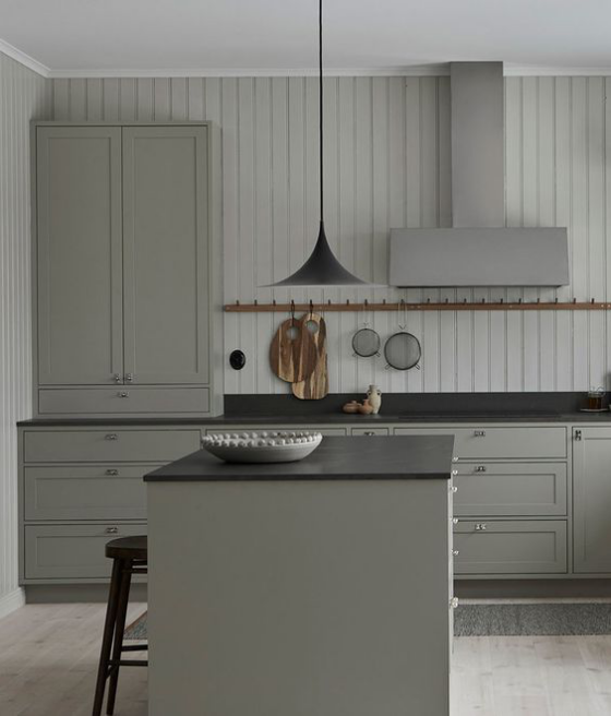 Skandinavische Küche rustikales Flair graues Interieur Pendelleuchte Kücheninsel Hocker