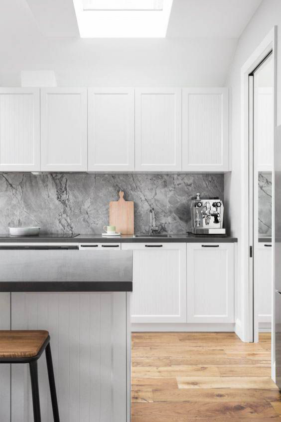 Skandinavische Küche rustikales Flair hell einladend Küchenrückwand grauer Marmor Blickfang