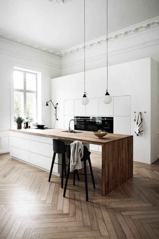 Skandinavische Küche rustikales Flair hell und geräumig elegante Pendelleuchten ein Muss