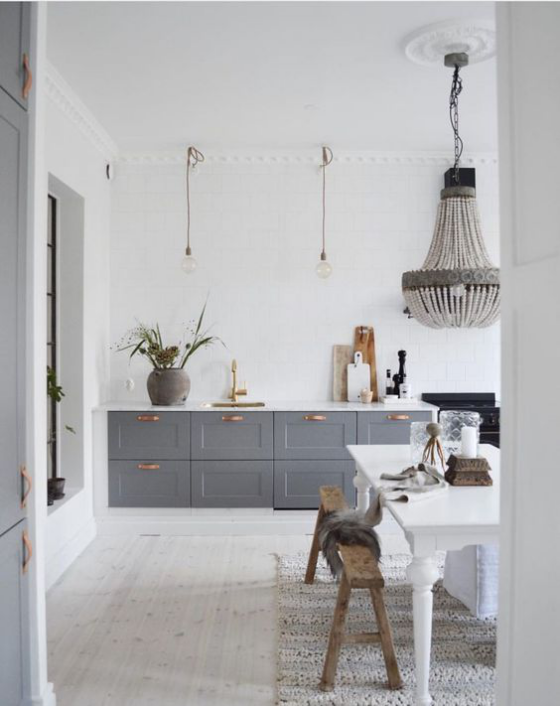 Skandinavische Küche rustikales Flair minimalistisch gestaltet alte Holzbank weitere rustikale Holzgegenstände Farbschema weiß grau Hängeleuchten