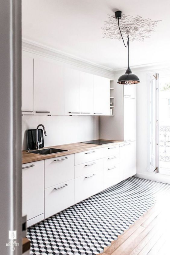 Skandinavische Küche rustikales Flair weiß helles Holz gefliester Boden