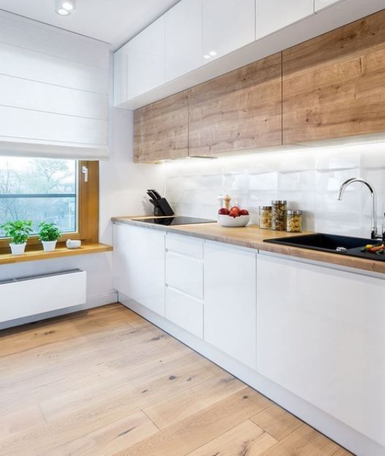 Skandinavische Küche rustikales Flair weiß und helles Holz einladende Atmosphäre warm gemütlich