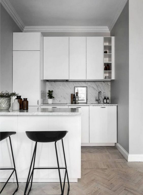Skandinavische Küche rustikales Flair weißes Ambiente schwarze Hocker vor der Kücheninsel graue Marmorrückwand