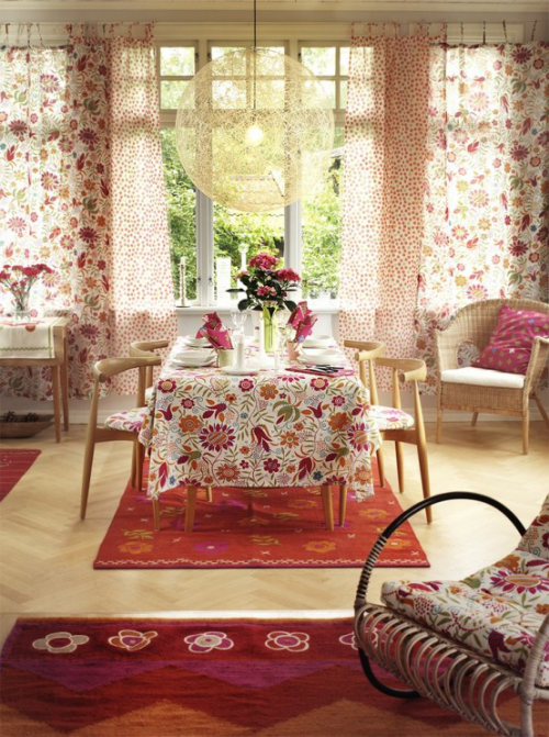 Boho Chic im Esszimmer sonniger Raum viel Licht leichte Gardinen warme Farben florale Muster sehr ansprechend