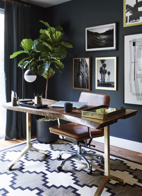 Farben fürs Heimbüro Dunkelblau an der Wand große Zimmerpflanze Wandbilder fein gemusterter Teppich in Grau Weiß Blau