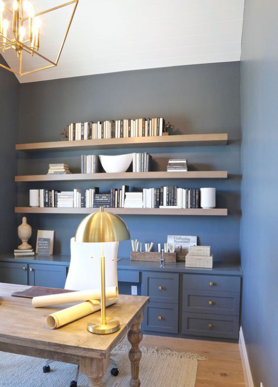 Farben fürs Heimbüro Homeoffice in Blau Goldakzente Hängelampe Tischlampe Holztisch
