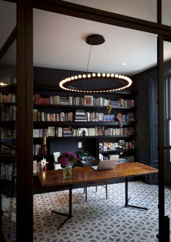 Farben fürs Heimbüro Schwarz dominiert grauer Teppich runde Hängeleuchte Bücherwand Holztisch