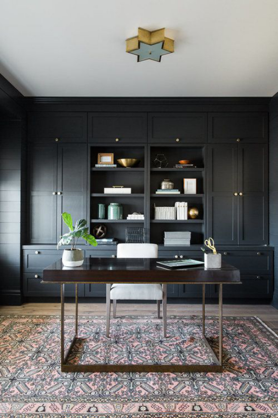 Farben fürs Heimbüro Schwarze Schrankwand fein gemusterter Teppich grau rosa Schreibtisch Zimmerpflanze