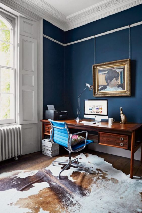 Farben fürs Heimbüro blaue Wand Schreibtisch Wandbild Stuhl in Hellblau massiver Schreibtisch aus Holz Pelzteppich