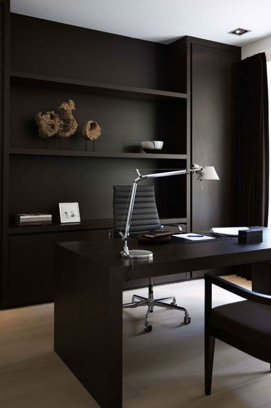 Farben fürs Heimbüro einfache minimalistische Einrichtung viel Tageslicht Schreibtischlampe