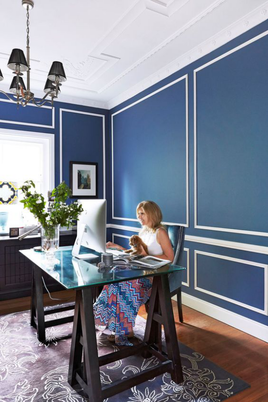 Farben fürs Heimbüro gemütliches Ambiente sehr hell blaue Wand weiße Zimmerdecke fein gemusterter Teppich Frau am PC grüne Zweige in Vase