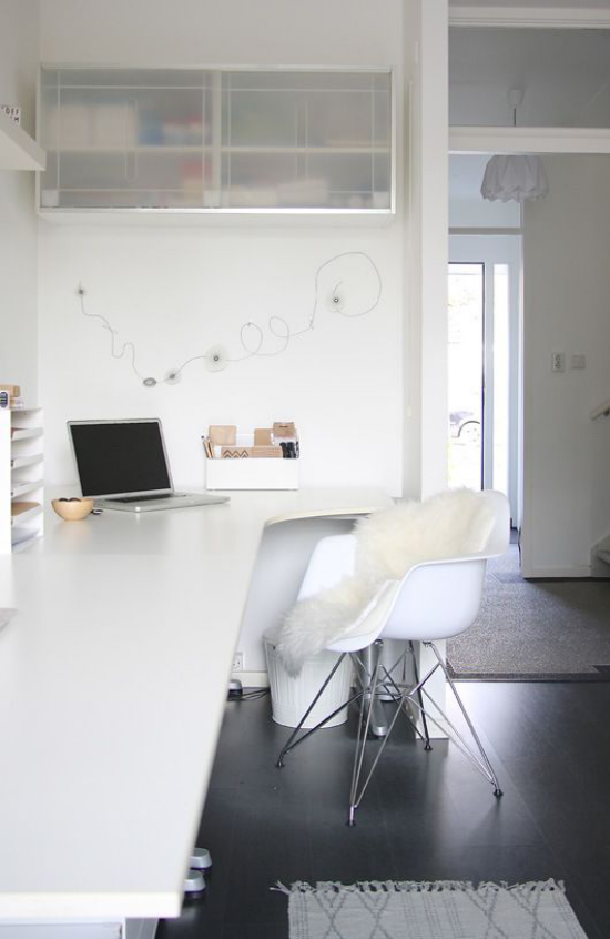 Farben fürs Heimbüro minimalistisch eingerichtetes Homeoffice in Weiß langer Schreibtisch bequemer Stuhl dunkler Fußboden