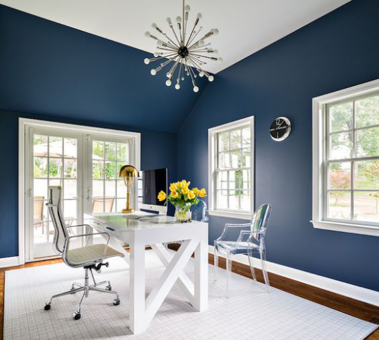 Farben fürs Heimbüro schönes helles Ambiente Weiß und Blau in Kombination weißer Schreibtisch zwei Stühle Kronleuchter