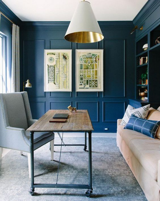  Farben fürs Heimbüro sehr ansprechende Atmosphäre in Blau Goldakzente Sofa Sessel Teppich rustikaler Tisch
