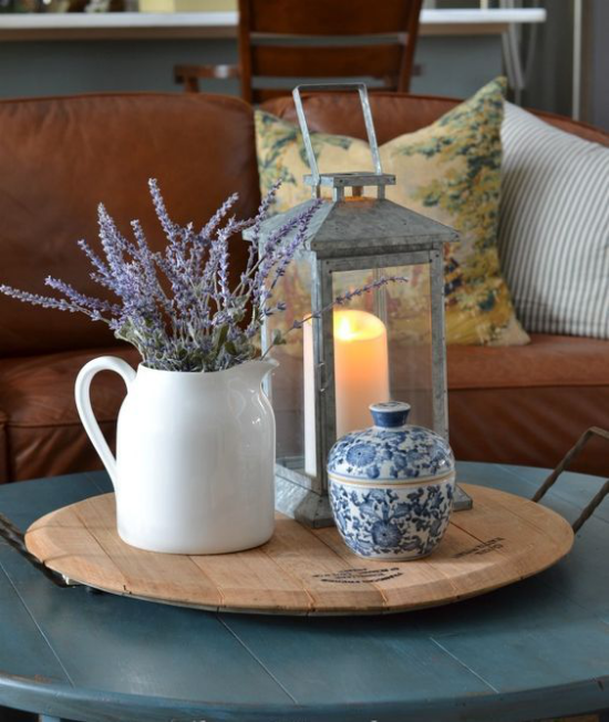 Kaffeetisch Deko Lavendel in der Vase passt zum rustikalen Interieur im Sommer