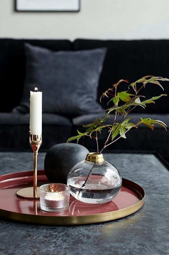 Kaffeetisch Deko dunkler Hintergrund Couch dunkle Tischplatte Tablett Kerze Vase grüner Zweig Kerzen