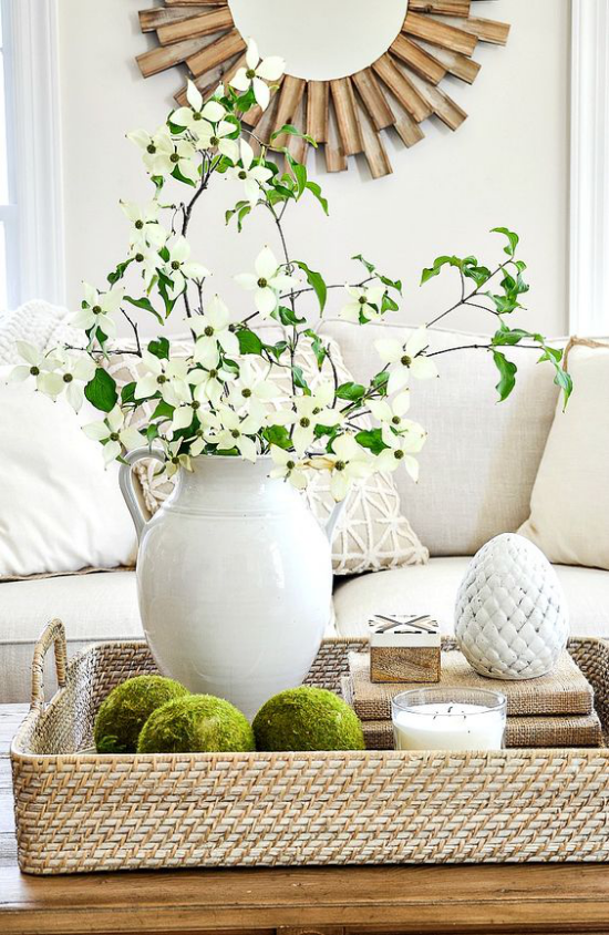 Kaffeetisch Deko grüne Bälle auf Tablett Vase weiße Blüten ansprechendes Arrangement