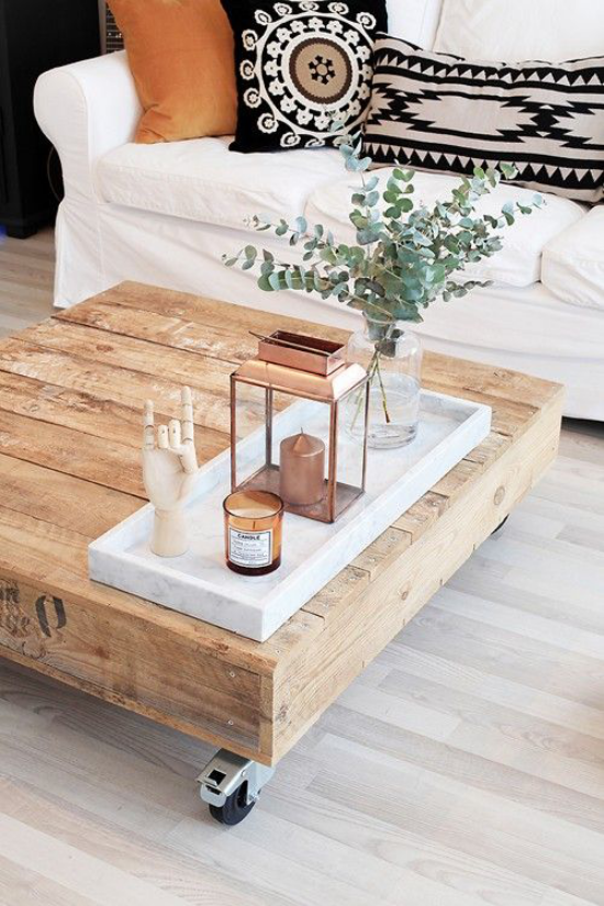Kaffeetisch Deko niedriger Holztisch auf Rollen Marmor Tablett mit Vase