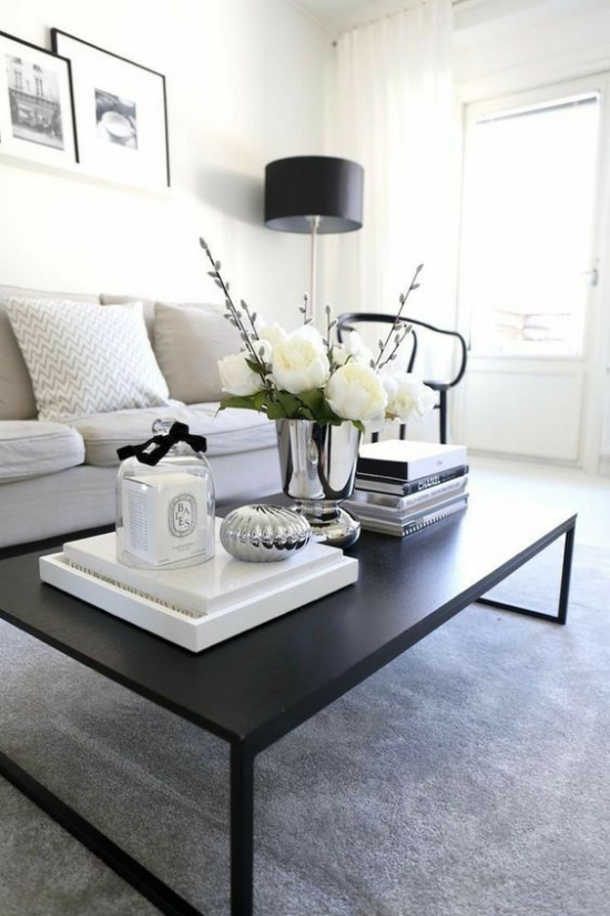 Kaffeetisch Deko weiße Pfingstrosen schwarzer Tisch Raumgestaltung in schwarz weiß