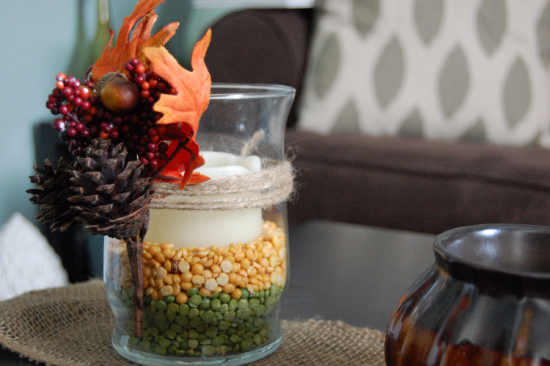 Herbstdeko mit Tannenzapfen Glas mit Linsen und Maiskörnern gefüllt herbstlich dekoriert
