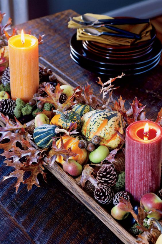 Herbstdeko mit Tannenzapfen Herzstück auf dem Esstisch Herbstblätter Kürbisse Kerzen