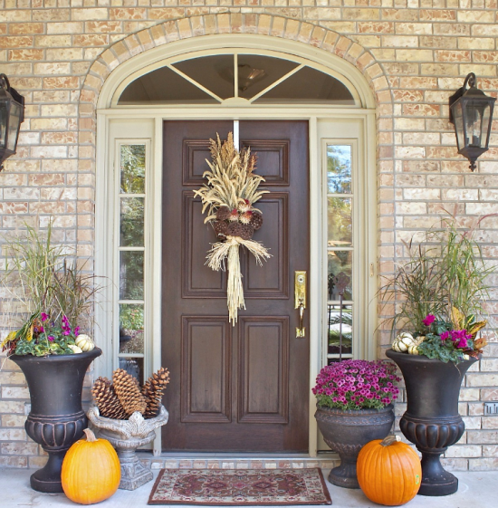 Herbstdeko mit Tannenzapfen den Eingangsbereich vor dem Haus mit Naturfunden dekorieren