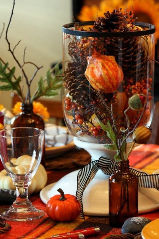 Herbstdeko mit Tannenzapfen farbenfrohe Tischdeko Herzstück