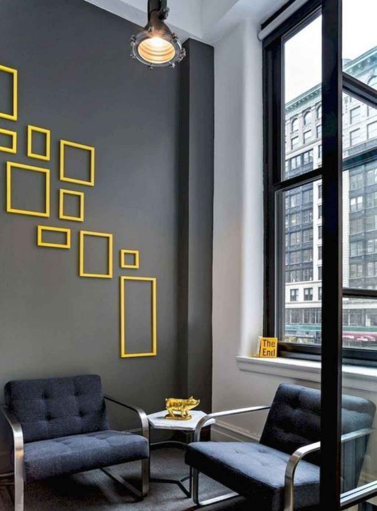 Ideen für modernen künstlerischen Wandschmuck abstrakte Wandgestaltung mit leeren gelben Bilderrahmen auf dunklem Hintergrund