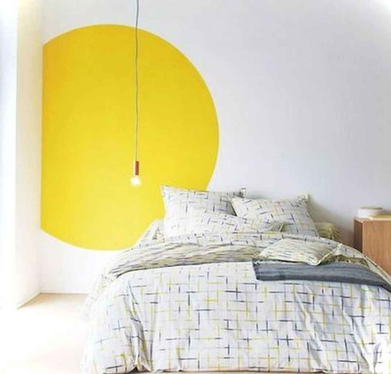 Ideen für modernen künstlerischen Wandschmuck großer gelber Kreis an der Wand im Schlafzimmer als Akzent