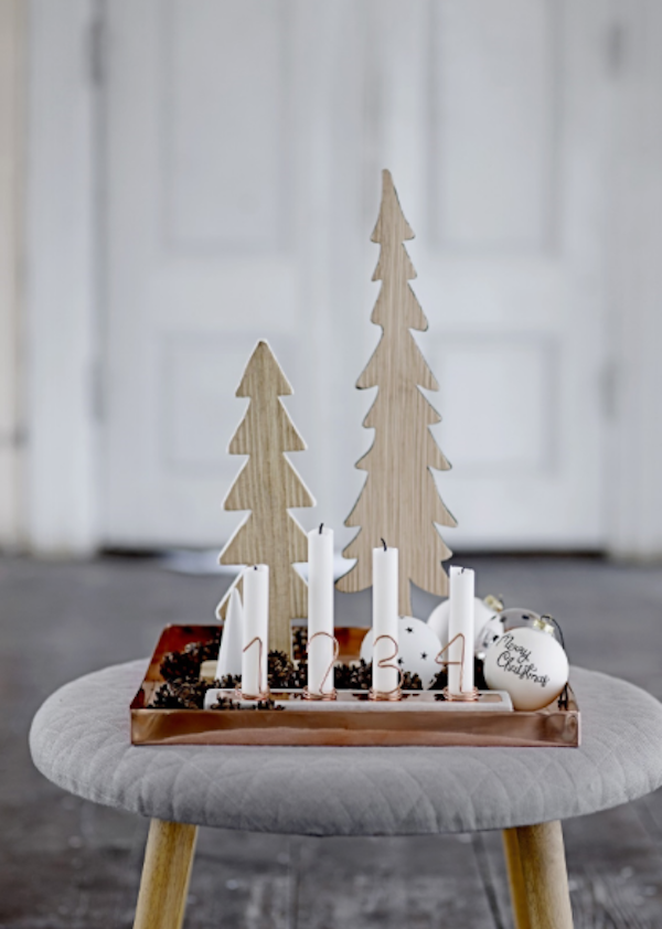 Stilvolle Wohnaccessoires schöne Weihnachtsdekoration Weihnachtsschmuck auf einem Hocker