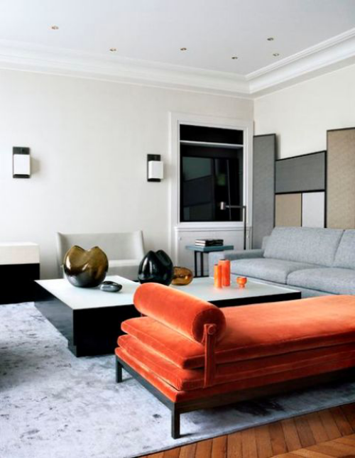 Trends in der Herbstdeko 2019 modernes Wohnzimmer in Grau Sofa in Orange als Akzent
