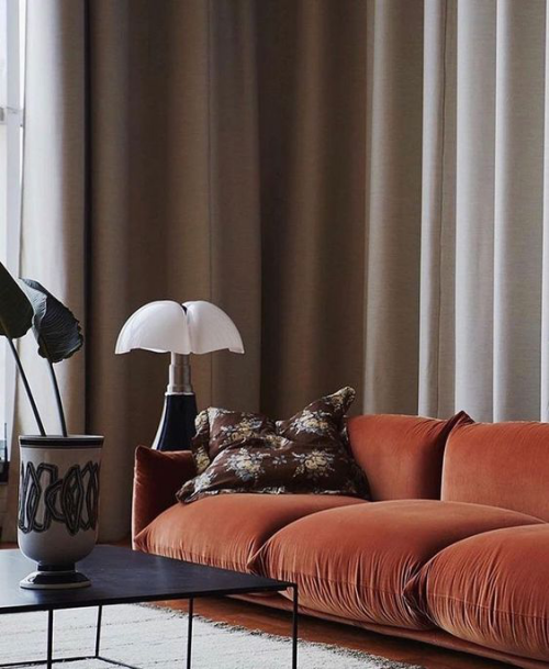 Trends in der Herbstdeko 2019 sehr schickes Interieur Wohnzimmer viel Orange