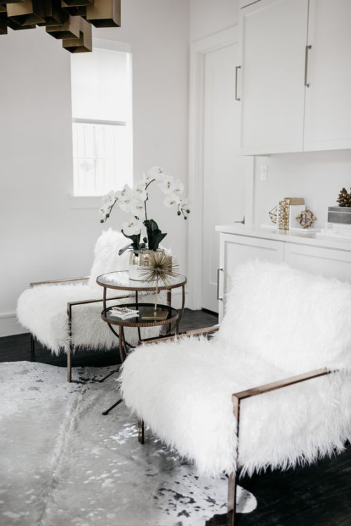 Trends in der Herbstdeko 2019 weiße Kunstpelzdecken für Sessel mehr Wärme im Interieur