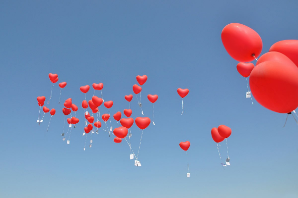 Ballonkarten für die Hochzeit fliegen durch die Luft amüsantes Spiel großartiges Farbspektakel