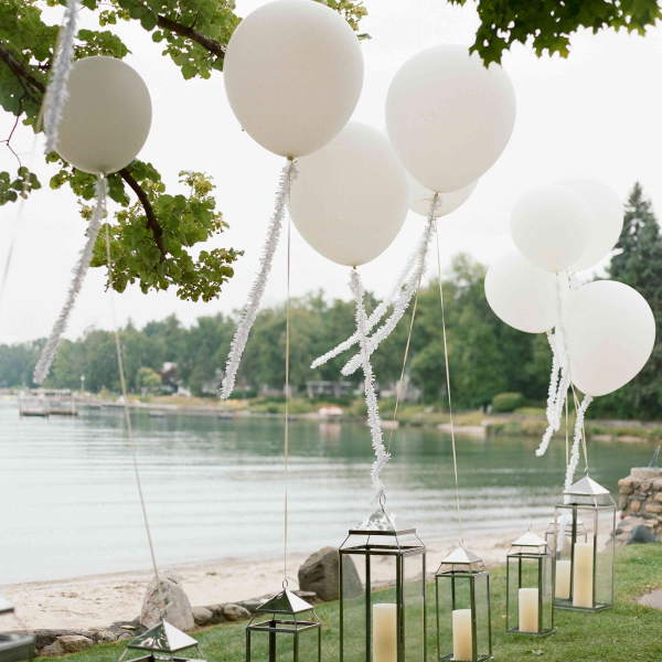 Ballonkarten für die Hochzeit weiße Ballons schöne Deko am Hochzeitsort